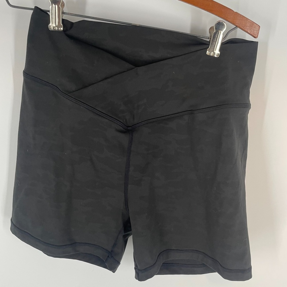 TYC Til You Collapse Stretch Effortless Heart Booty Camo Shorts Black Size L